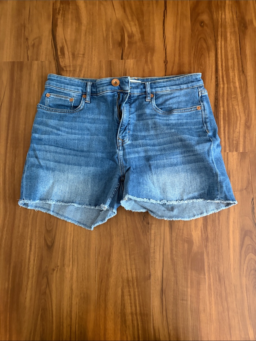 Vineyard Vines Medium Wash Raw Hem Denim Shorts